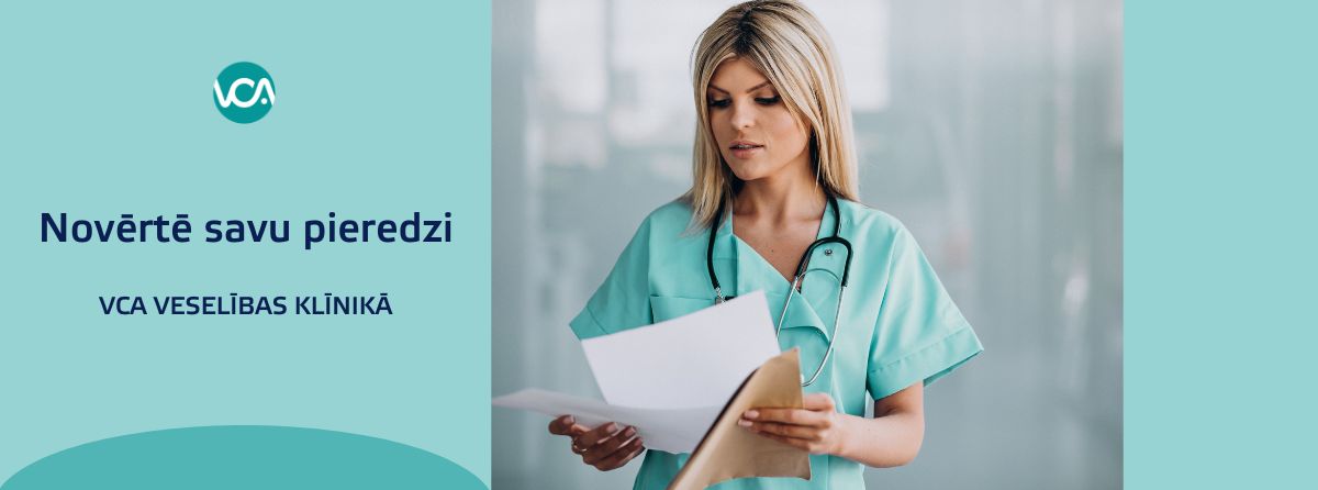 Dodies uz aptaujas lapu Medicīnas darbinieks sieviete skatas uz lapa,